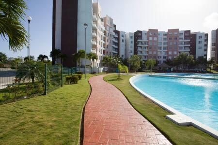 Departamento En Cancun Con 7 Albercas Tipo Playa Y Laguna Экстерьер фото